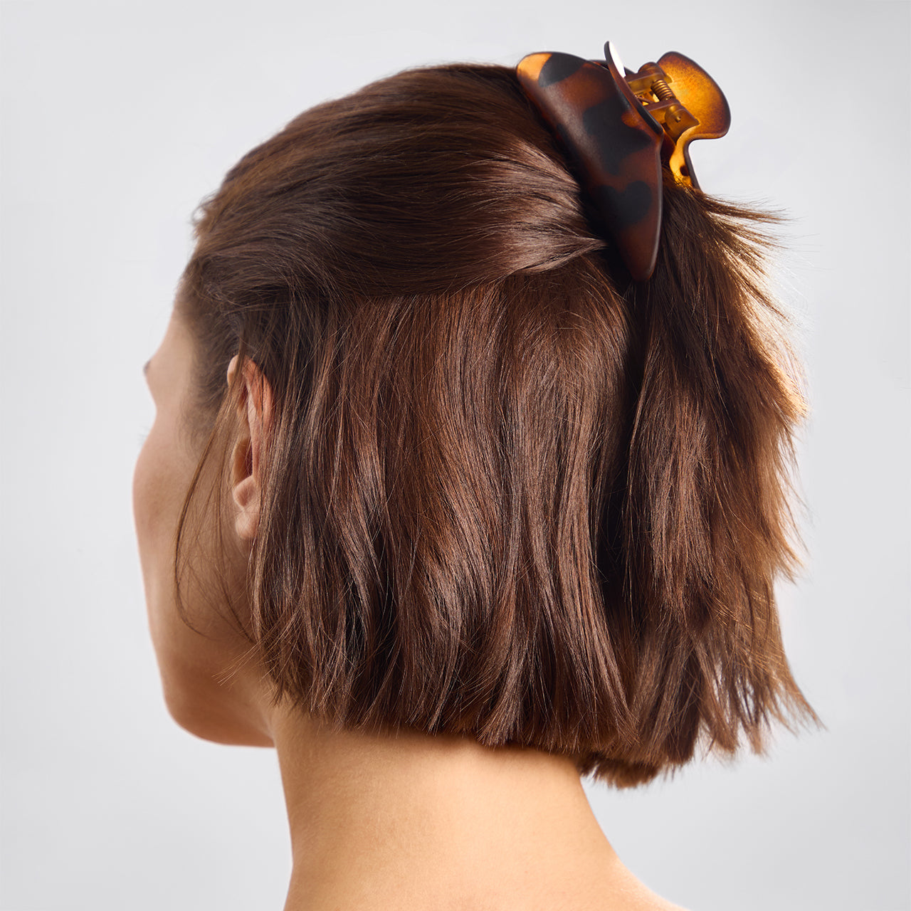 6523-RecycledPlastic-MediumClawClips-2pc-Model-Hair-Black_Tort-2-1280x1280px.jpg